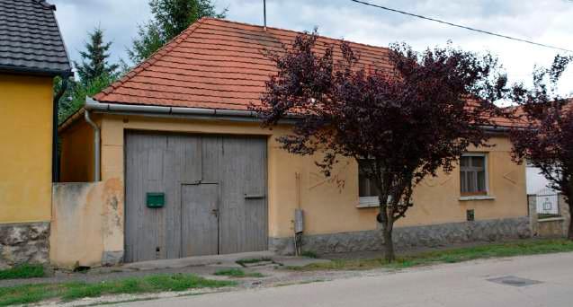 Váltakozva fordulnak elő e két féle, egymástól jellemzően eltérő karakterű épületek.