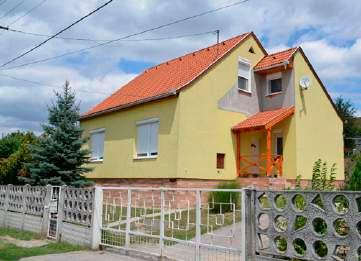 E beépítésekre jellemző a nagyméretű tömegükben hangsúlyos előkertes épületek sora.