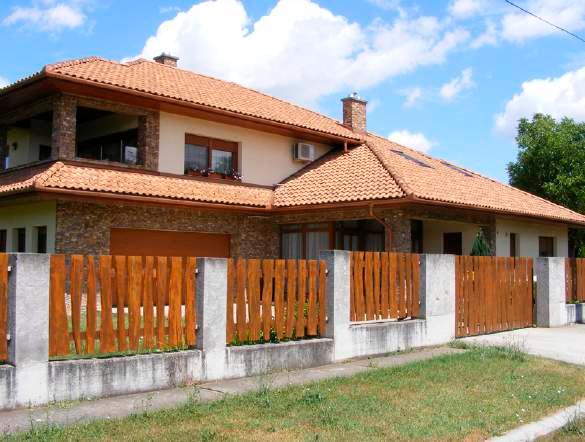 Ahogyan a kerítések építésénél már megvalósulni látszik egy közös elv, vagyis az alacsonyabb áttört kerítés, oszlopok közötti