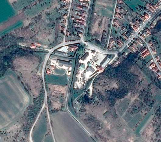 ), illetve a szennyvíztisztítóval szemközti területen, valamint a korábbi XIX-XX-as akna telephelyein (4.). 1. Annavölgy határában lévő gazdasági terület hosszan elnyúlik a főúttal párhuzamosan.