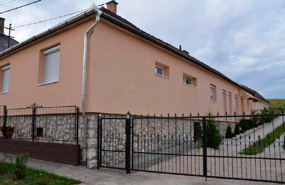 terepcsatlakozás minél kevesebb tereprendezési munkával járjon. Ezt úgy tudjuk elérni, ha körülbelül ugyanannyi földet kell kiemelni a terepből, mint amenynyit azután fel szeretnénk tölteni.