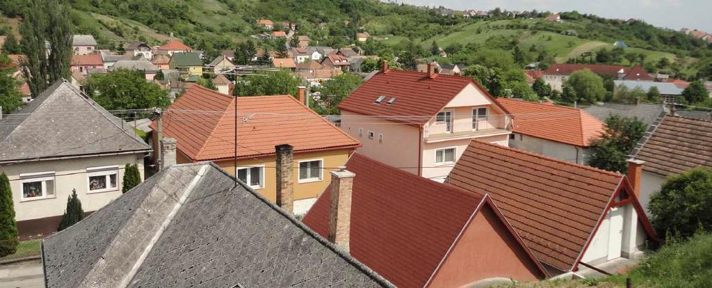 században, s a bányászat kifejlődésével párhuzamosan kiegészítette, leváltotta az utcafrontra forduló épületrész.