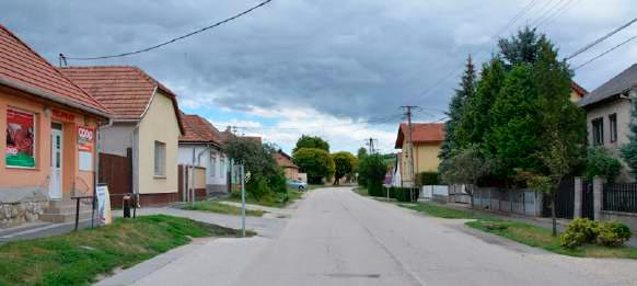 A járdaburkolatokat, sőt egyes esetekben a teherforgalmat lebonyolító útburkolatokat is a természetes alapú és elemes burkoló anyagokból kívánatos kiépíteni.