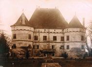 216. Deák Ferenc [politikus, államférfi; 1803-1876] fényképe 1872-ből. Készítette: Ellinger Ede, Budapest. Előnyomott kiadói kartonon. A fénykép mérete: 9,9 x 14,1 cm. A karton mérete: 10,9 x 17,1 cm.