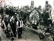 Jó állapotú, eredeti felvételek 20.000,- 231. Kós Károly [építész, író, grafikus; 1883-1977] temetésén készült nyolc fénykép 1977-ből. A felvételeket Szabó Tamás készítette.