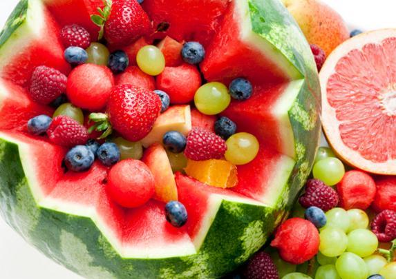 Gyümölcssaláta dinnyehéjban mindenkinek Hozzávalók: - egy egész görögdinnye - gyümölcslé - olyan gyümölcsök, amiket szeretsz (málna, eper, banán, kivi, alma, körte, áfonya, barack) Elkészítés: Vágd