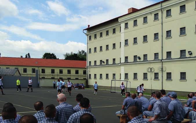 Az anyák napi ünnepségen több mint hatvan fogvatartott vett részt, akiket a Kalocsai Gyermekotthon növendékei verssel és tánccal örvendeztettek meg. 2017. május 5.