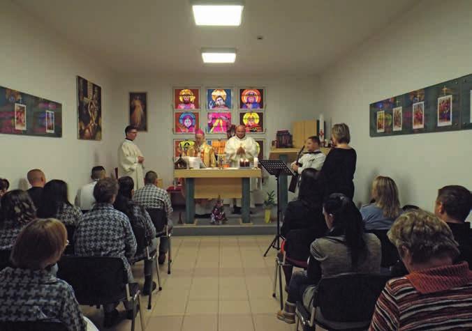Az intézet börtönlelkészei mindent megtettek azért, hogy a színházterem méltó lehessen az adventi szertartáshoz nemcsak a terem díszítésével, hanem a fogvatartottak lelki felkészítésével is