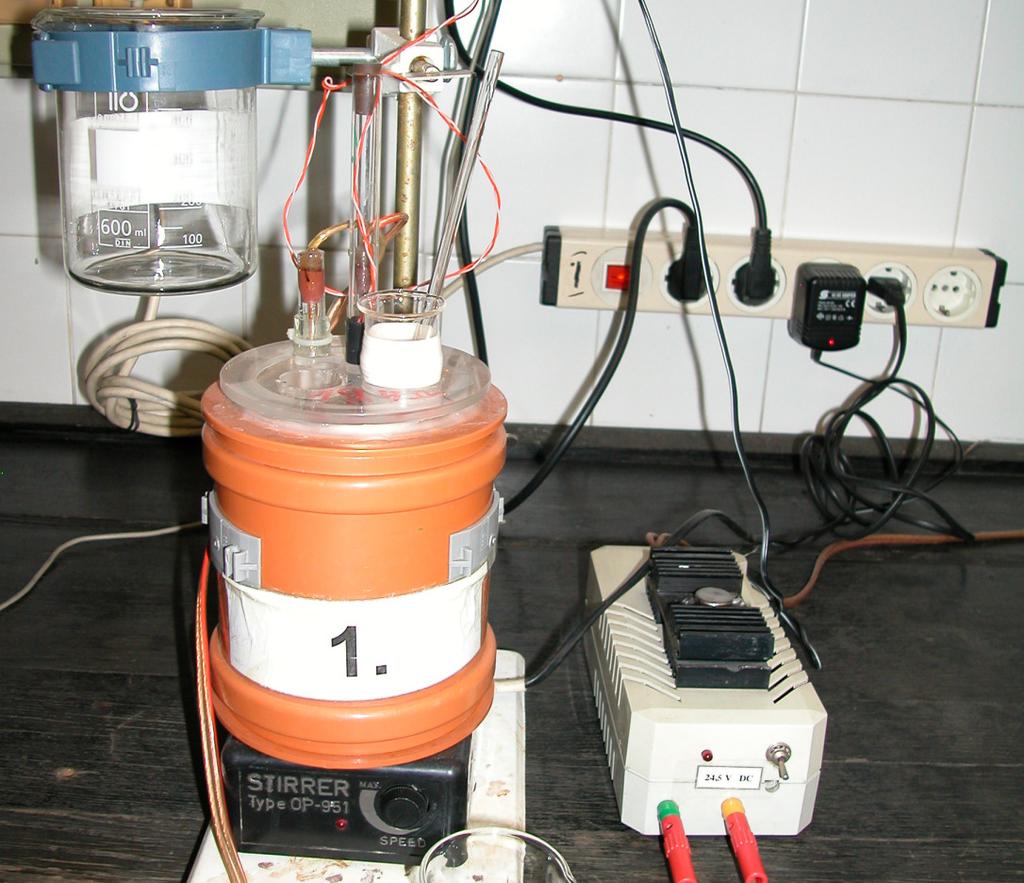 A gyakorlaton használt anizoterm kaloriméter a belső rész tárolására szolgáló