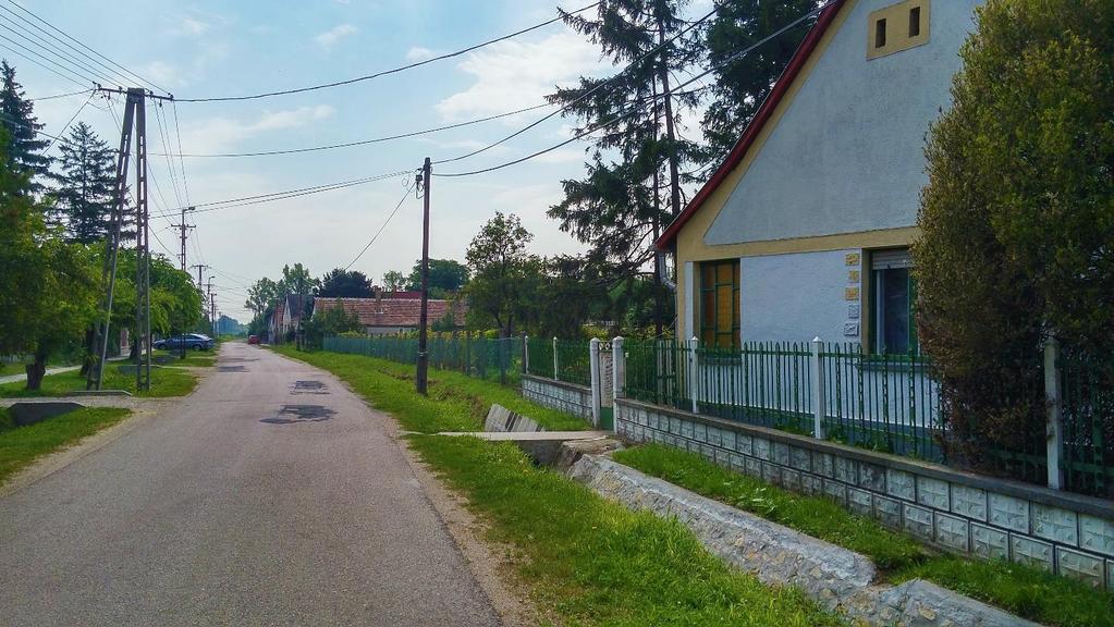 Az épületek egymás mellett szellősen helyezkednek el, jellemzően egy -vagy kétszintesek,