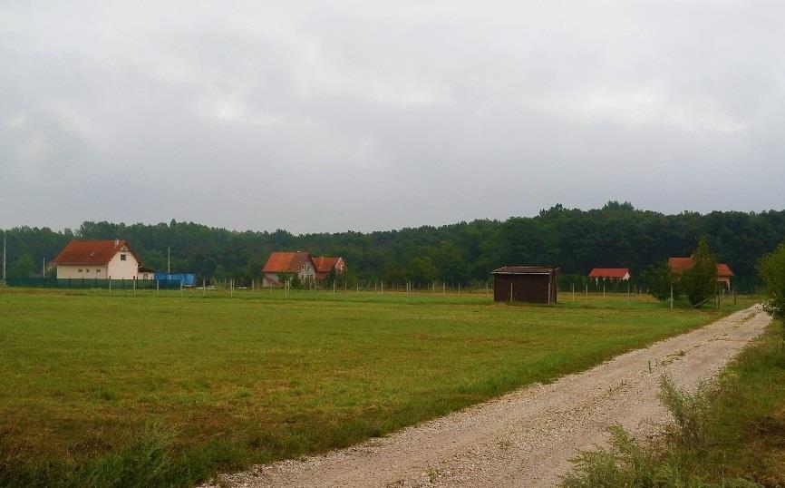 A zártkert épületei különböző képet mutatnak. Oldalhatáron épültek, többnyire földszintesek, de jó néhány tetőtérbeépítéses ház is megtalálható e területen. Stílusukat tekintve a 20.