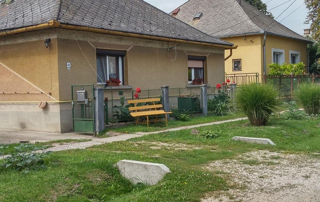 Térfal, kerítés, előkert: A közterület megjelenése függ az ezt kísérő térfal látványától.
