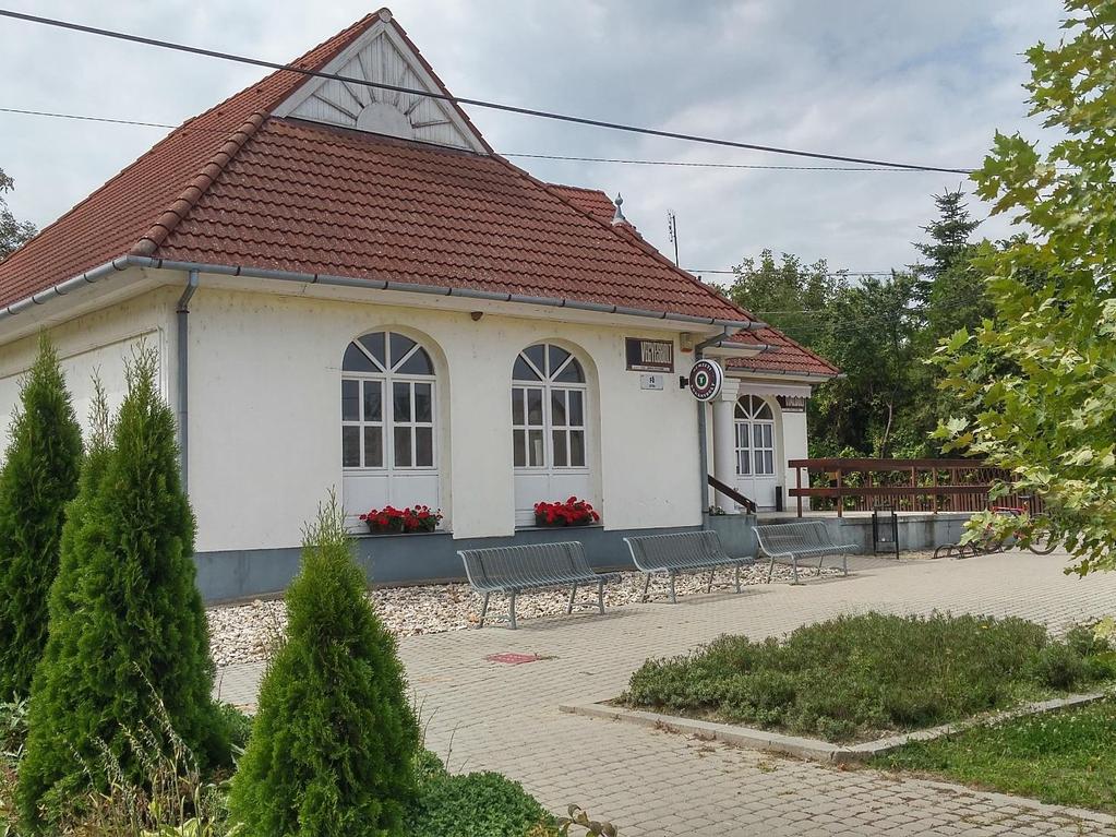 Közintézmények növényzete A település szerkezeti utcahálózata nemcsak a mindennapos átmenő forgalmat bonyolítja, hanem a főbb közintézményeknek is helyet ad.