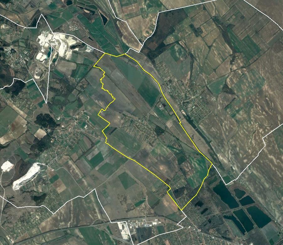 Székesfehérvár-Kisbér-Győr másodrendű főútról, illetve Iszkaszentgyörgy felől a 8203 j. Sárkeresztes-Guttamási-Isztimér összekötő úton keresztül.