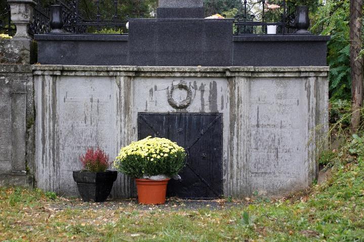 rejtett lugasokat, szaletliket.
