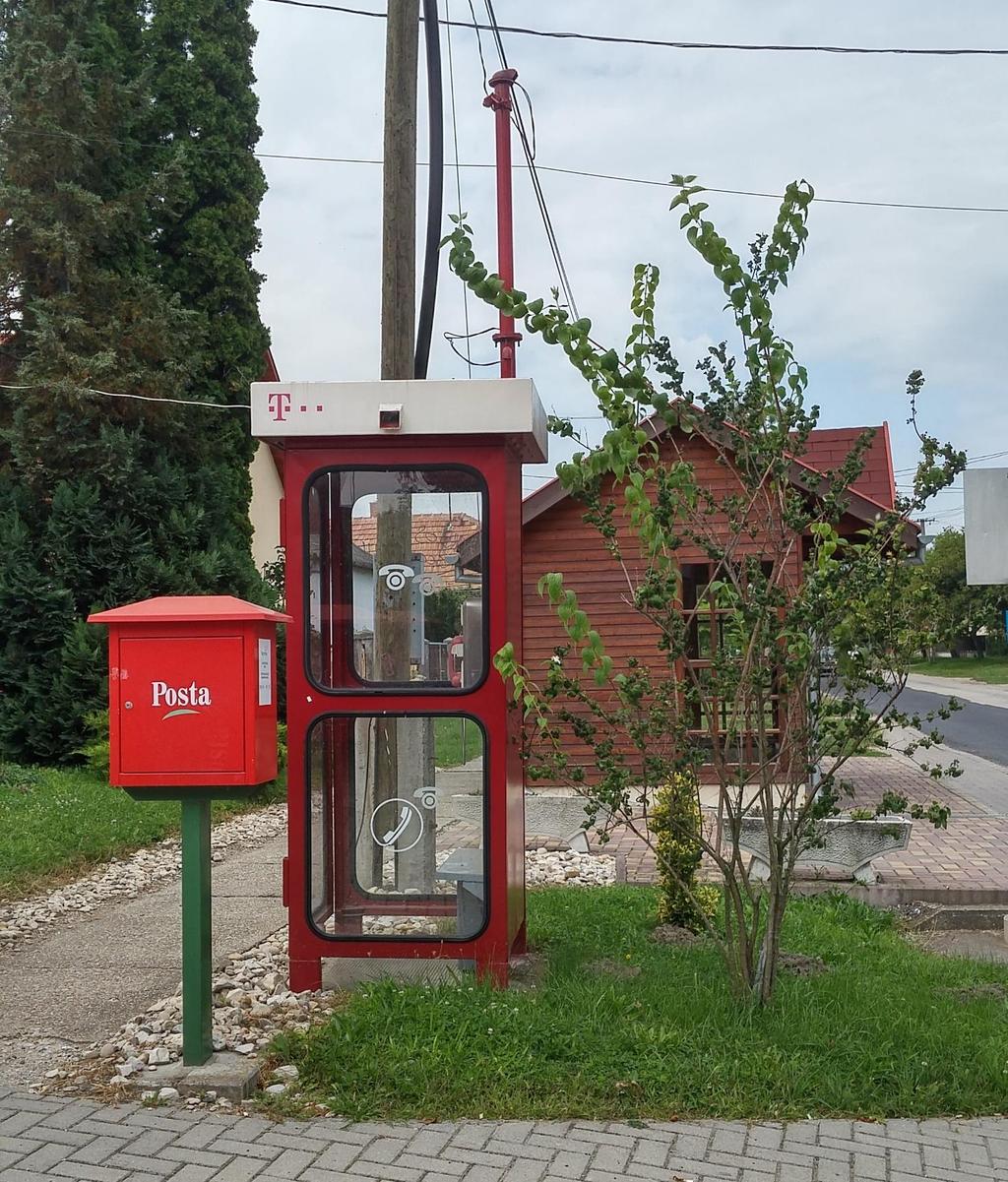 A hírközlési tevékenységgel kapcsolatos építményfajtákra korlátozás nem állapítható meg, mert az elektronikus hírközlési építmény elhelyezését a közterület