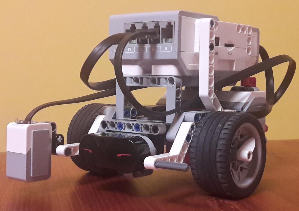 2.2. Az általunk használt tesztrobot A szakköri alkalmak során az 1. ábrán is látható robotot szoktuk használni, mert elég sok érzékelőt bele tudunk építeni és sokféle feladat megoldására képes.