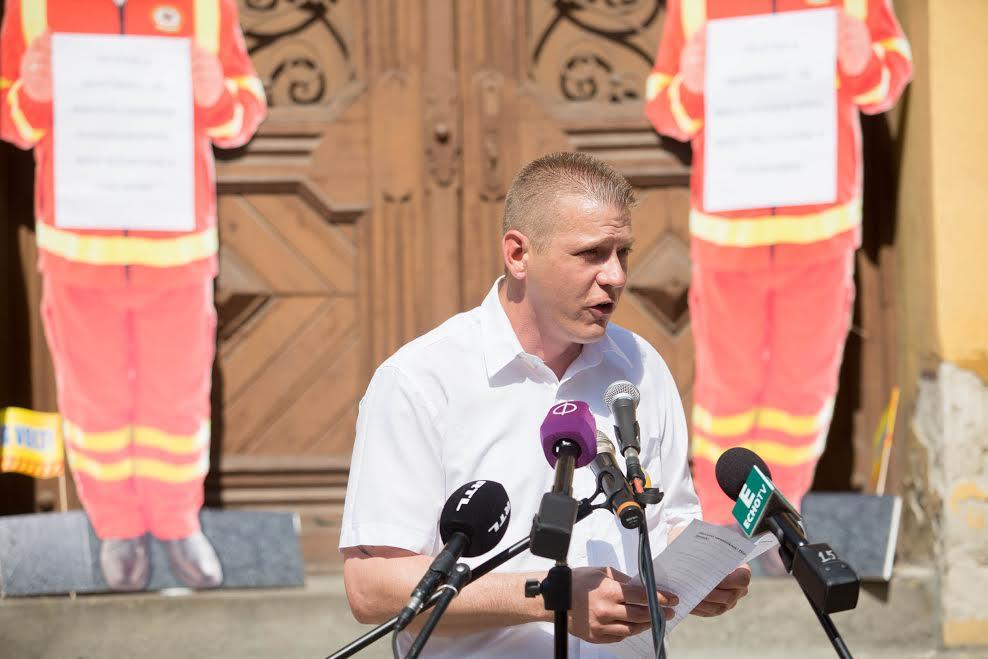 "Ne tűrjük tovább a mentők átverését, mert nem kevesebb a tét, mint a mi életünk!" - üzent az egész társadalomnak Vámos Csaba.