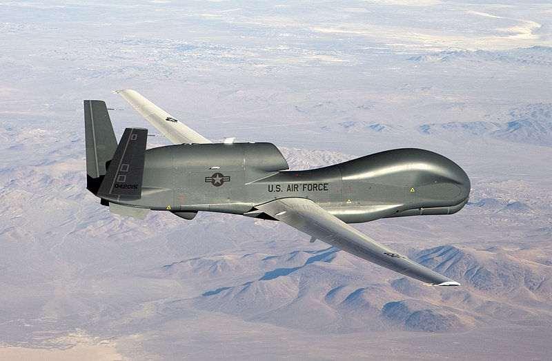 6. ábra Az RQ-4B Global Hawk HALE UARS repülőeszköz repülés közben. A GH szárnyának kialakítását a NASA LRN 1015 kódú szárnyszelvénye alapján végezték.