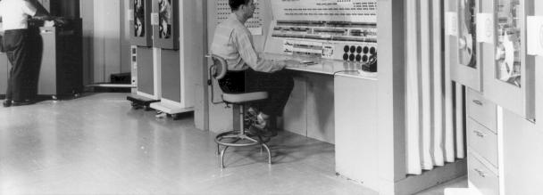előadás 38 EDSAC (Wilkes, Cambridge, 1949) az első Neumann elvű működő gép. 2 es számrendszer, 4096 szavas memória. 40 bites szavak: előjeles egész, vagy két utasítás.