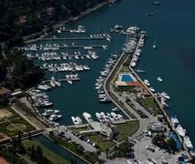 DUBROVNIKI CHARTERFELTÉTELEK 2019: No.1 charterfeltételek: Az összes hajóval szabadon elhagyhatók a horvát felségvizek, Montenegró területére is.