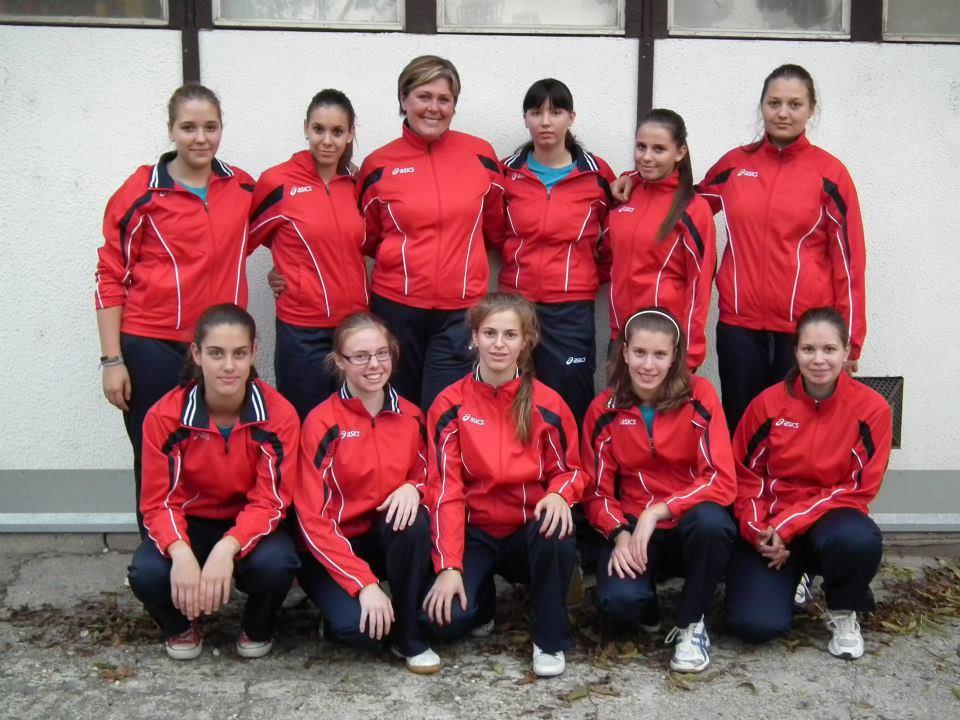 LEÁNY RÖPLABDA SZAKOSZTÁLY 30 Szolnokon a röplabda mindig is jelen volt, a mai fiatal lányok körében igen népszerű sportág, az alapok kiszélesítéséhez az előző évekhez képest szervezettebb módon kell