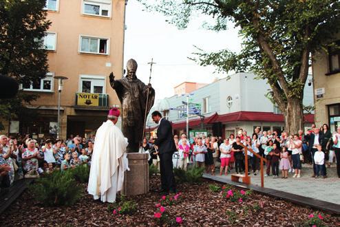 CASTRUM NOVUM - 18. číslo - 24. september 2018 Na Hlavnom námestí odhalili sochu svätého Jána Pavla II. Sochu dostalo mesto do daru.