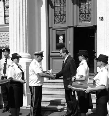 Nyugdíjasok Klubja nevében Ambrus Gyula ny. bv. ezredes, elnök és a klub elnökségének tagjai köszöntötték 85. születésnapja alkalmából Németh Ferenc ny. bv. alezredest.
