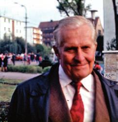 Semmiféle felszerelésünk a világon nem volt, kivéve a korcsolyát. Úgy emlékszem, hogy egyedül Vákárnak volt két hokiütője. Szinaja felé Brassóban, egy sportboltban vettünk magunknak rendes botot.