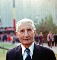 Az első meccs az úgy kezdődött, és ez igen érdekes volt, hogy nagyjából a szabályzatból annyit tudtunk, hogy egy hokimeccs az három harmados.