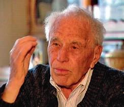 Löffler Aurél, a 20. évszázad tanúja, hokialapító százévesen (A szerző tulajdona.) Ő mint néző, szakember.