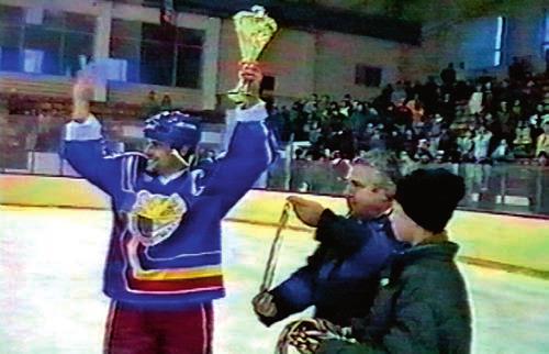 Harmincnégy évet kellett várni erre a pillanatra. Nagy Attila Galacon magasba emeli a bajnoki serleget (A szerző felvétele.) 1997.