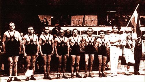Keresztes Lajos a milánói Eb-n mint a magyar csapat zászlóvivője (Dr. Papp László magángyűjteménye.