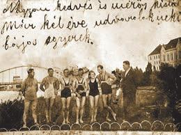 ) Egy következő felvétel sporttörténeti kuriózum, 2004-ben a Magyar Olimpiai Akadémia évkönyve is megkülönböztető figyelmet szentel neki. Győrben a strandon készült.
