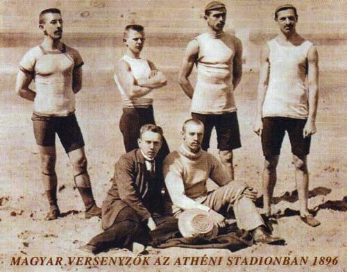 A magyar küldöttség az első modern kori olimpián. Felső sor balról a harmadik Szokoly Alajos. A modern kori olimpiák első sportolója, ő kapta a rendezőktől az 1-es rajtszámot.
