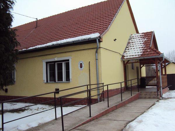 b) a telepen/szegregátumokban élők száma, társadalmi problémák szempontjából főbb jellemzői (pl.