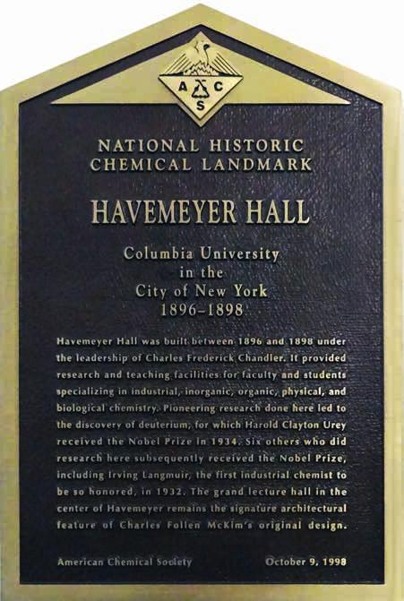 KÖNYVISMERTETÉS Fent: a Havemeyer Hall előcsarnokában emléktábla ismeri el a Columbia kémikusainak kimagasló eredményeit. Lent: Harold C. Urey és munkatársai fedezték fel a deutériumot.
