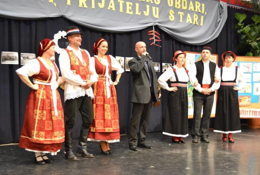 Na kraju prvog dana narodnu nošnju erčinskih Hrvata je predstavio Marko Szili, voditelj plesne skupine Zorica, a potom je nastup ženskog pjevačkog zbora Jorgovani okončao bogat program dana.