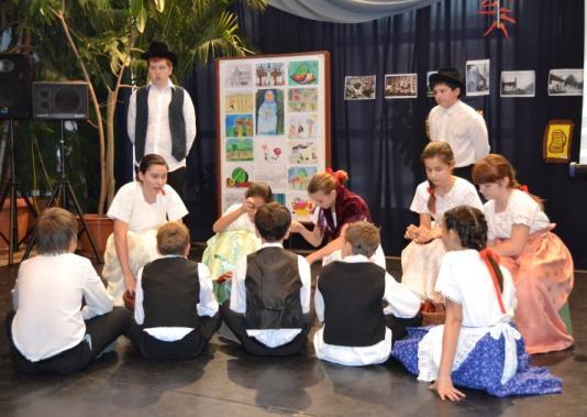 Sljedećeg dana u okviru tradicionalnog programa Košara darova predstavili su se učenici naših