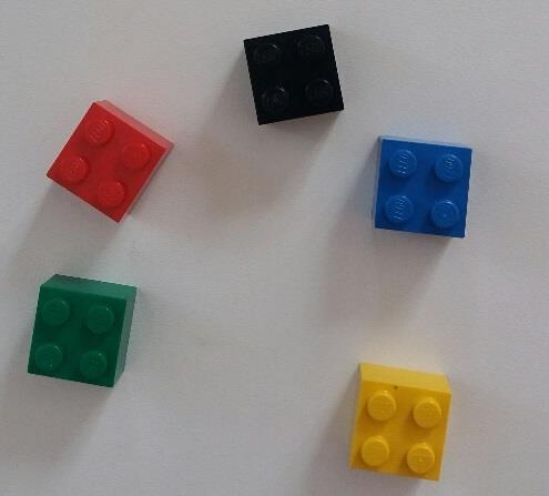 A PPL BEMUTATÁSA A NÉVUTÓHASZNÁLAT VIZSGÁLATA Kellékek: játékszekrény, mellette játékasztal (SZÓL-E?), valamint kis, négypontos, négyzet alakú, piros, zöld, kék, sárga és fekete színű legóelemek.