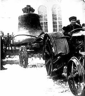 IV. FEJEZET 126 Az USZSZK vallási élete. A bolsevikok már a kezdet kezdetén kijelentették, hogy a kommunista ideológia és a vallásos világnézet nem 5 összeegyeztethetők egymással.