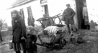 IV. FEJEZET Kisemmizett kulák család a házuk előtt Donyeck megye Vdale községében, 1930-as évek A traktorok előnyeinek bemutatása a mezőgazdaságban, 1930-as évek közben történt.