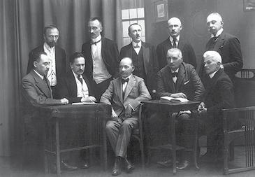 32.. Kulturális élet a nyugat-ukrán földeken Az Ukrán Titkos Egyetem vezetősége. Lviv, 1921 200 nyugat-ukrajnai tagja volt. A legismertebbek közöttük V. Hnatyuk, M. Voznyak, K. Sztugyinszkij, V.