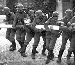 VI. FEJEZET 1939. augusztus 23-án Vjacseszlav Molotov szovjet külügyi népbiztos és Joachim von Ribbentrop német külügyminiszter 10 évre szóló szovjet német megnemtámadási szerződést írt alá.