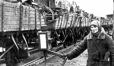 VI. FEJEZET 1941. június 30-án megalakult az Állami Védelmi Bizottság, melynek tagja lett az egész politikai és állami vezetés. Elnöke Joszif Sztálin lett.