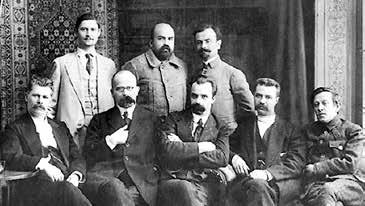 6.. Ukrajna autonómiájának a meghirdetése A Főtitkárság tagjai 1917-ben Felső sor (balról jobbra): P. Hrisztyuk, M. Sztaszjuk, B. Martosz. Alsó sor: I. Sztesenko, H. Baranovszkij, V. Vinnicsenko, Sz.