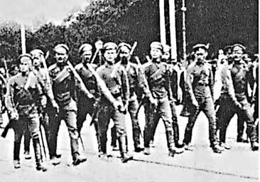III. FEJEZET 1919. augusztus 30-án az egyesített ukrán hadsereg Antyin Kravsz parancsnoksága alatt bevonult Kijevbe. A Dnyeper bal partja felől megérkeztek a fővárosba Gyenyikin csapatai is.