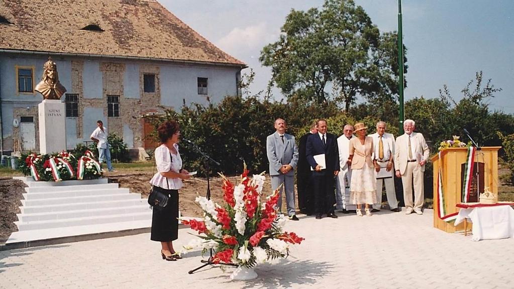 A kolostor is még a felújítás előtt állt, szürke színű volt, s leánykollégiumként működött. 4 A fénykép a 2001.08.