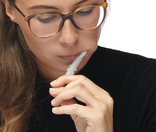 Tegye a mintavevőt a csőbe, így tárolva a mintát további felhasználásához.