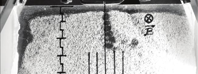 ábra) szembenálló pólusainak átmérője 3 cm, így az alfarészecskék ban befutható útja teljesen belefér a mágneses mezőbe.